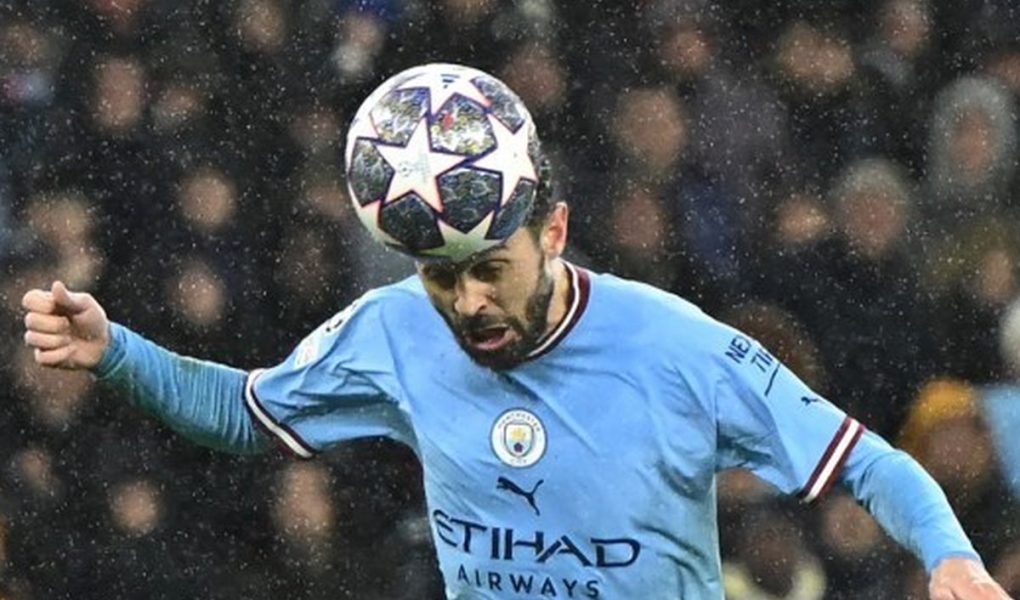 Reolahraga 'Neural-Reflex': Saat Atlet Sepak Bola Latihan Penalti Menggunakan Helm Stimulasi Otak Tanpa Keringat