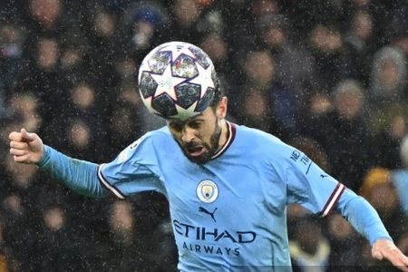 Reolahraga 'Neural-Reflex': Saat Atlet Sepak Bola Latihan Penalti Menggunakan Helm Stimulasi Otak Tanpa Keringat