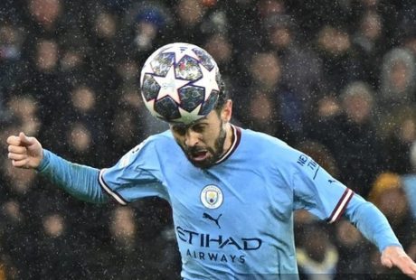 Reolahraga 'Neural-Reflex': Saat Atlet Sepak Bola Latihan Penalti Menggunakan Helm Stimulasi Otak Tanpa Keringat