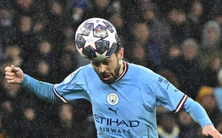 Reolahraga 'Neural-Reflex': Saat Atlet Sepak Bola Latihan Penalti Menggunakan Helm Stimulasi Otak Tanpa Keringat