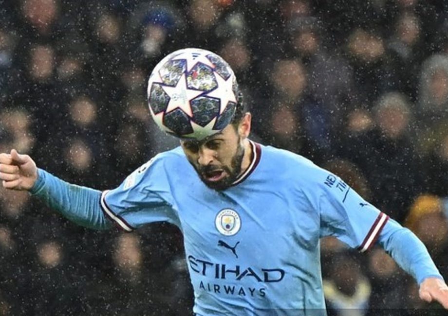 Reolahraga 'Neural-Reflex': Saat Atlet Sepak Bola Latihan Penalti Menggunakan Helm Stimulasi Otak Tanpa Keringat