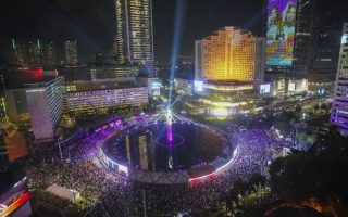 Saat Ribuan Pelari Jakarta Taklukan Sudirman-Thamrin Ditemani "Bung Karno" Hologram: Lari Malam yang Terasa Kayak Film Sci-Fi