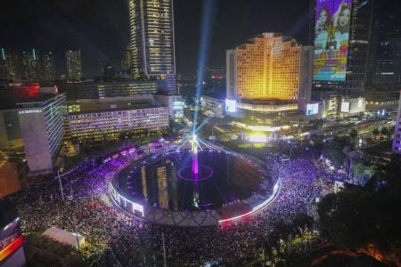 Saat Ribuan Pelari Jakarta Taklukan Sudirman-Thamrin Ditemani "Bung Karno" Hologram: Lari Malam yang Terasa Kayak Film Sci-Fi