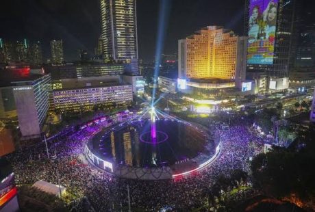 Saat Ribuan Pelari Jakarta Taklukan Sudirman-Thamrin Ditemani "Bung Karno" Hologram: Lari Malam yang Terasa Kayak Film Sci-Fi