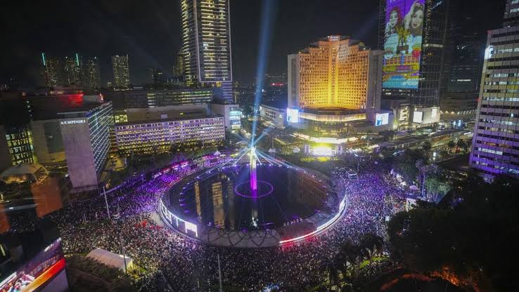 Saat Ribuan Pelari Jakarta Taklukan Sudirman-Thamrin Ditemani "Bung Karno" Hologram: Lari Malam yang Terasa Kayak Film Sci-Fi